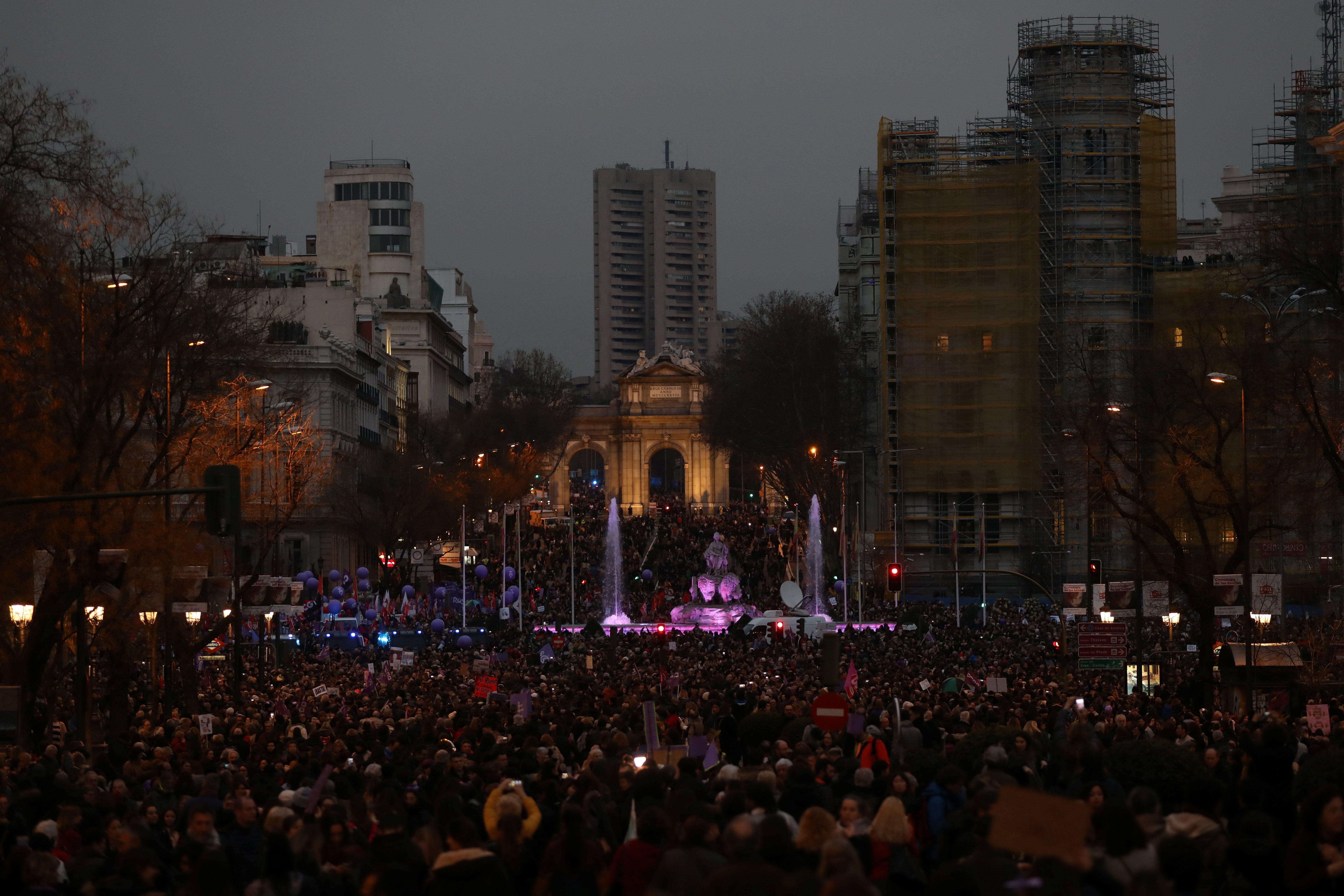 Una marea violeta clama en toda España contra la discriminación en un Día de la Mujer histórico Una marea violeta clama en toda España contra la discriminación en un Día de la Mujer histórico