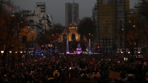 Una marea violeta clama en toda Espa&ntilde;a contra la discriminaci&oacute;n en un D&iacute;a de la Mujer hist&oacute;rico