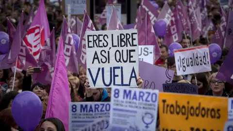 Algunas de las pancartas de la manifestación del 8 de marzo de 2018 CCOO y UGT tildan de "éxito histórico" la huelga feminista y cifran el seguimiento en 5,9 millones de trabajadores