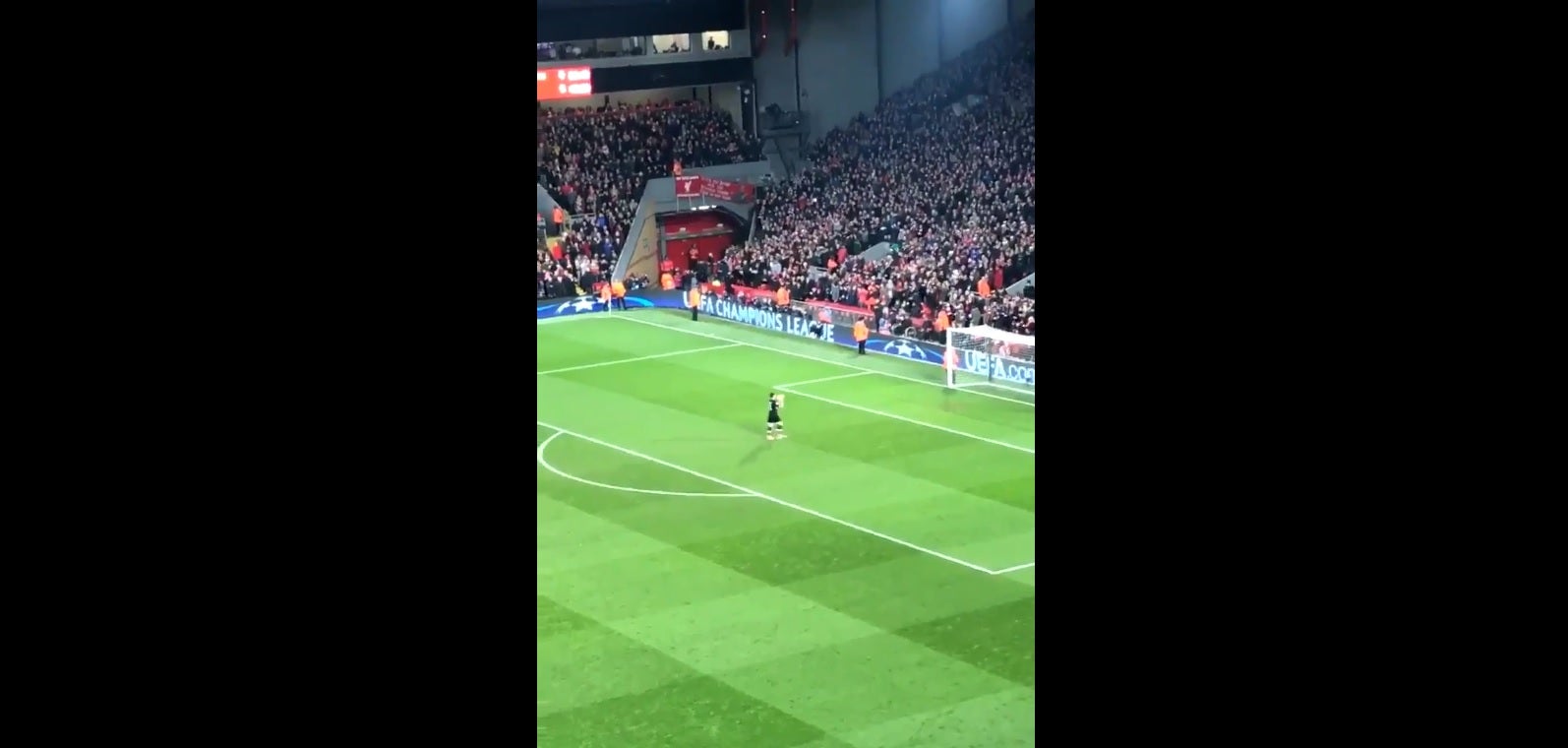 El emotivo homenaje de Anfield a Casillas en su... ¿último partido de la Champions? El emotivo homenaje de Anfield a Casillas en su... ¿último partido de la Champions?