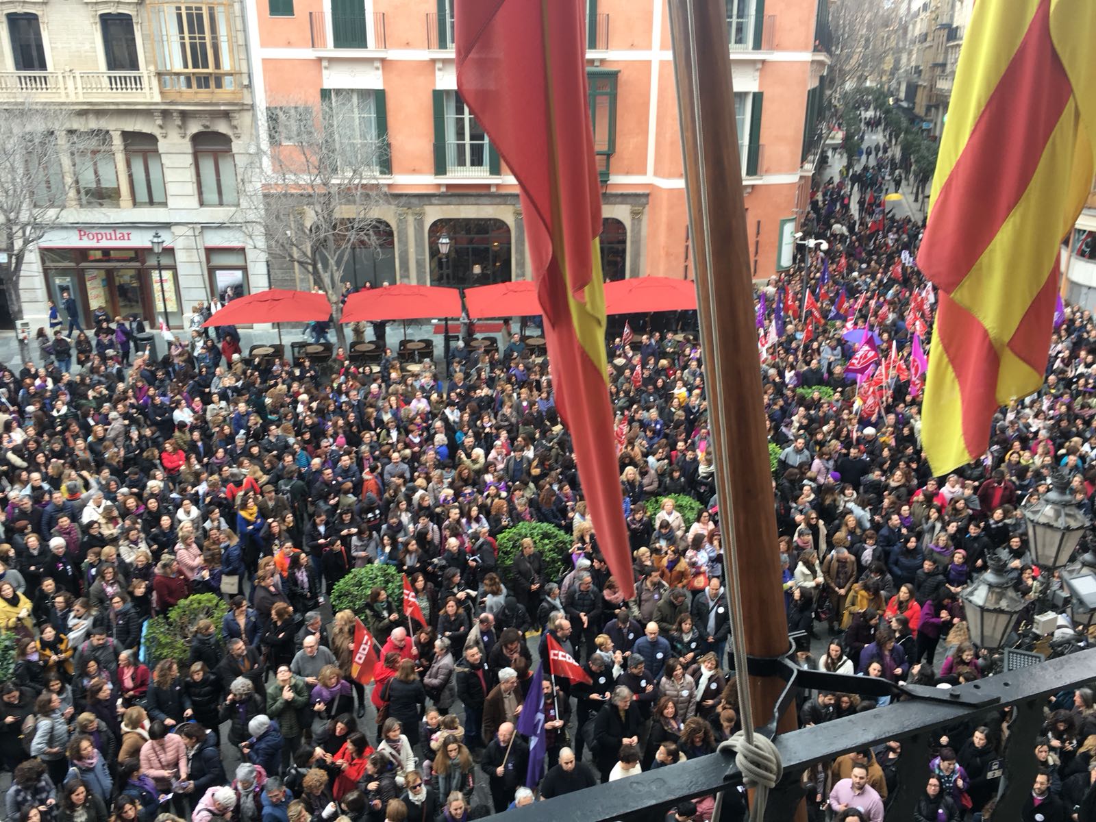Unas 2.500 personas se concentran en Cort por los derechos de la mujer Unas 2.500 personas se concentran en Cort por los derechos de la mujer