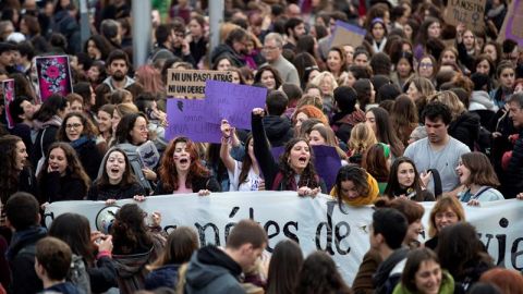 Una ola de mujeres toma la calle en una huelga feminista