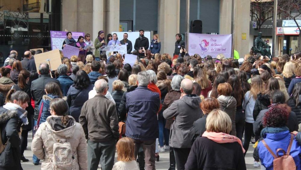 L´alcalde José Benlloch junt amb regidors de la corporació durant la lectura del manifest del 8 de març en l´acte reivindicatiu a la plaça major. 