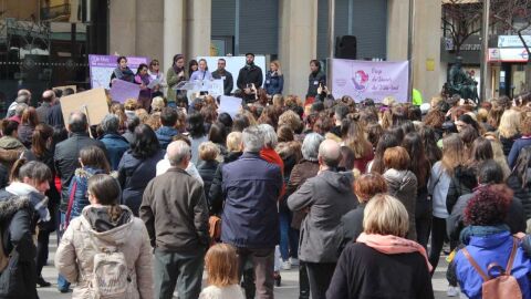 Els regidors i regidores del partit socialista van secundar la vaga amb dues hores d&acute;aturada, mentre comprom&iacute;s va seguir la vaga al llarg de la jornada laboral. 