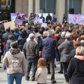 L´alcalde José Benlloch junt amb regidors de la corporació durant la lectura del manifest del 8 de març en l´acte reivindicatiu a la plaça major. 