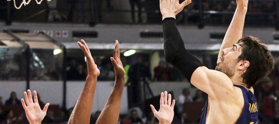 Tomic lanza un gancho ante la defensa de Olympiacos Tomic lanza un gancho ante la defensa de Olympiacos