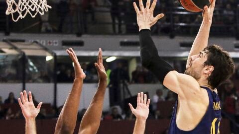 Tomic lanza un gancho ante la defensa de Olympiacos
