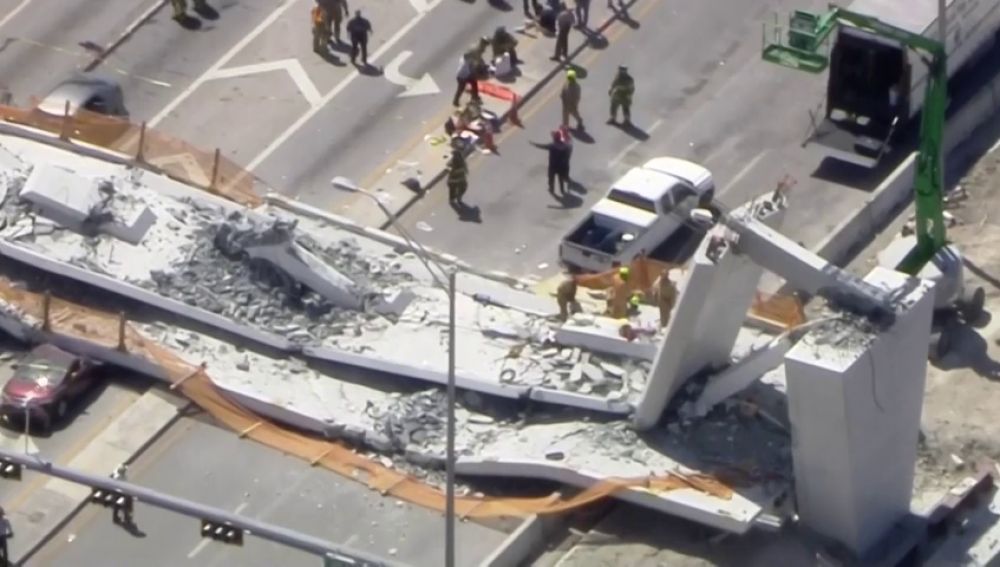 Varios muertos en Miami al derrumbarse un puente para peatones sobre una carretera