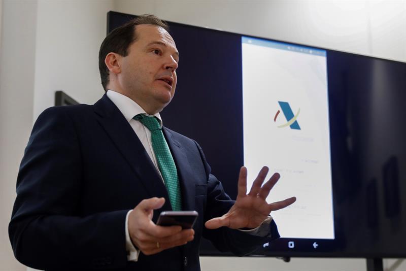 La Agencia Tributaria presenta una app móvil para presentar la declaración de la Renta "en un sólo clic" La Agencia Tributaria presenta una app móvil para presentar la declaración de la Renta "en un sólo clic"