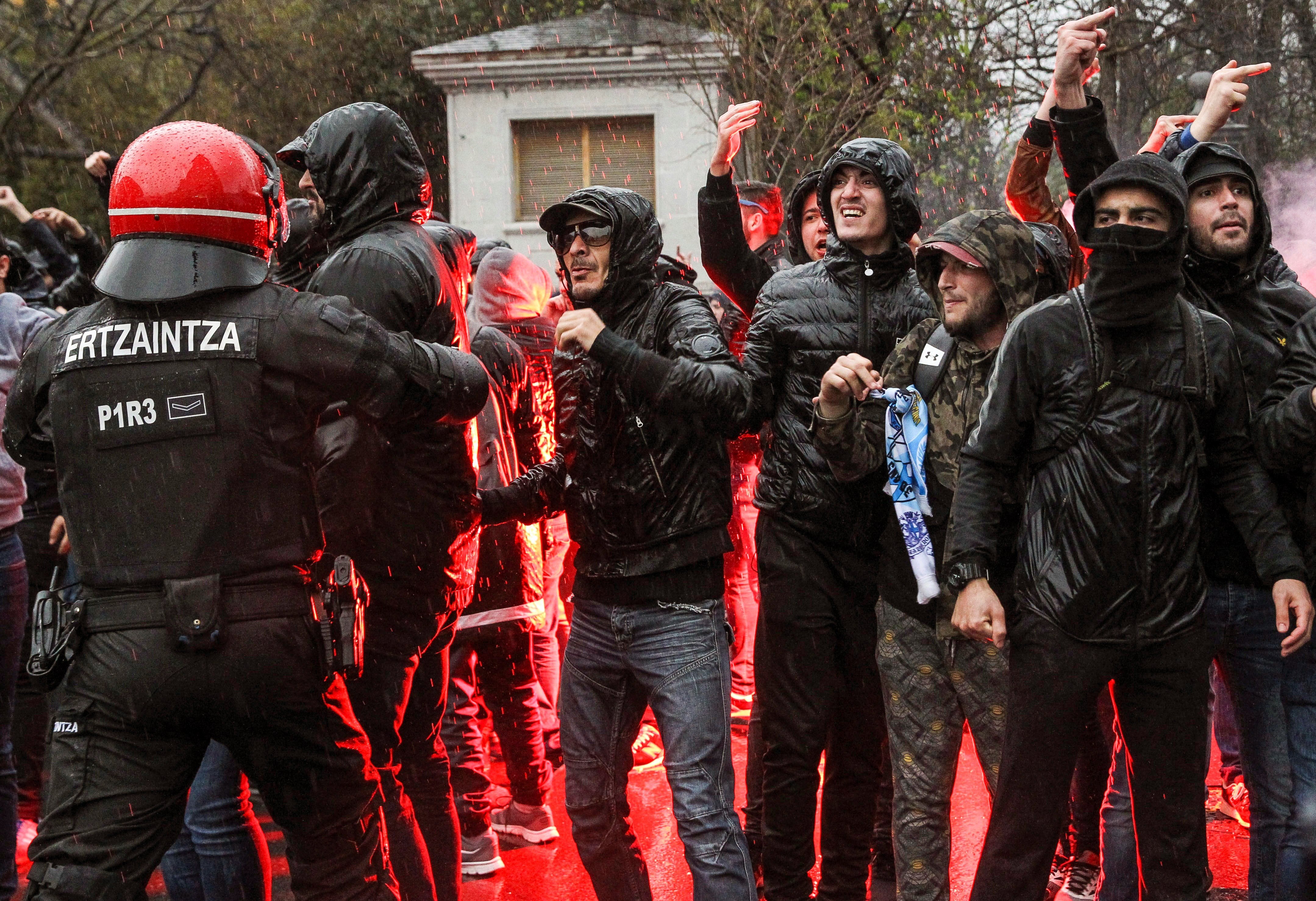 Detenidos tres hinchas franceses por herir a dos vigilantes en San Mamés Detenidos tres hinchas franceses por herir a dos vigilantes en San Mamés
