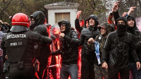 Los aficionados del Marsella, siendo retenidos por la Ertzaintza
