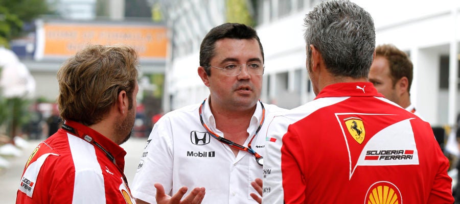 Boullier charla con mecánicos de Ferrari Boullier charla con mecánicos de Ferrari