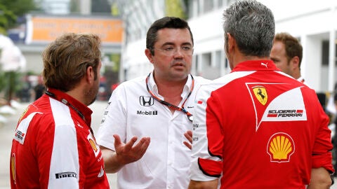 Boullier charla con mec&aacute;nicos de Ferrari