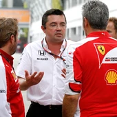 Boullier charla con mecánicos de Ferrari Boullier charla con mecánicos de Ferrari