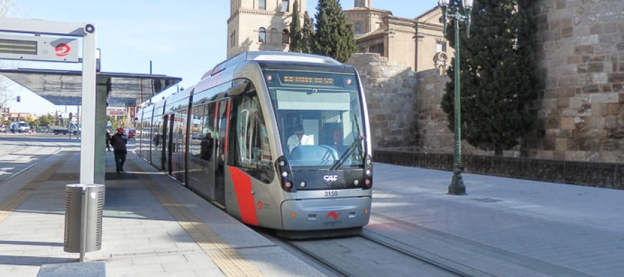 Los nuevos paros del tranvía provocan retasos y filas Los nuevos paros del tranvía provocan retasos y filas
