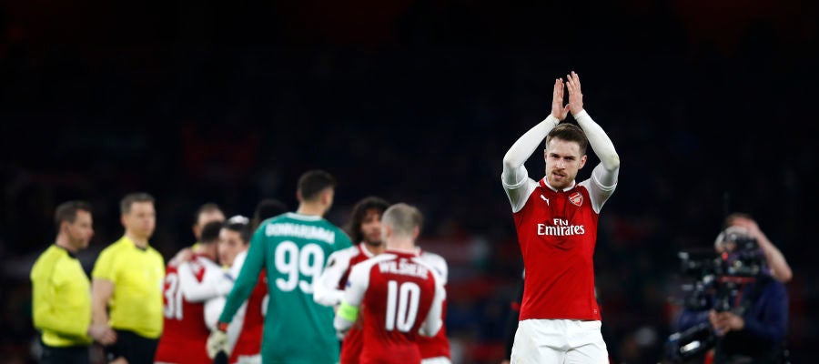 Aaron Ramsey saluda a los fans del Arsenal tras eliminar al Milan Aaron Ramsey saluda a los fans del Arsenal tras eliminar al Milan