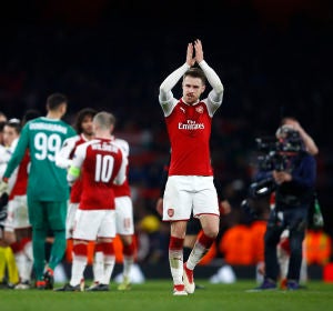 Aaron Ramsey saluda a los fans del Arsenal tras eliminar al Milan Aaron Ramsey saluda a los fans del Arsenal tras eliminar al Milan