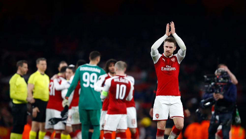 Aaron Ramsey saluda a los fans del Arsenal tras eliminar al Milan