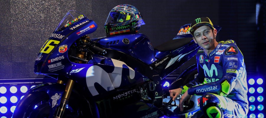 Valentino Rossi posa con su Yamaha Valentino Rossi posa con su Yamaha