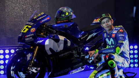 Valentino Rossi posa con su Yamaha