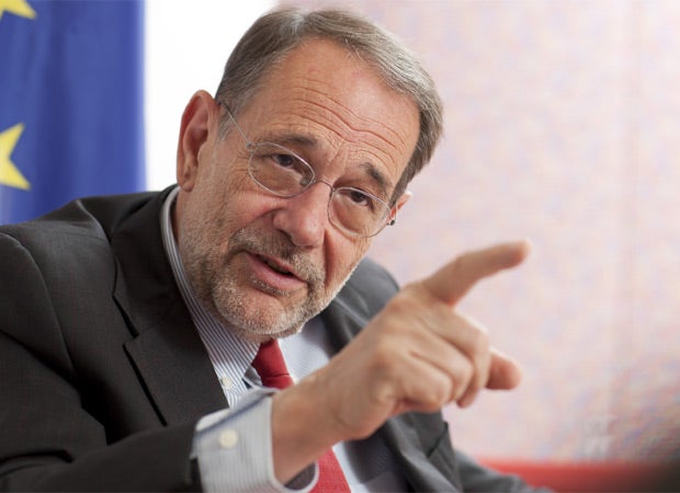 Javier Solana, en la Escuela de Buen Gobierno del PSOE: "No estoy contento con mi partido" Javier Solana, en la Escuela de Buen Gobierno del PSOE: "No estoy contento con mi partido"
