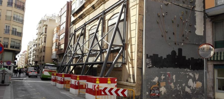 Fachada del edificio Riegos El Progreso apuntalada Fachada del edificio Riegos El Progreso apuntalada