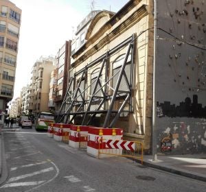 Fachada del edificio Riegos El Progreso apuntalada Fachada del edificio Riegos El Progreso apuntalada
