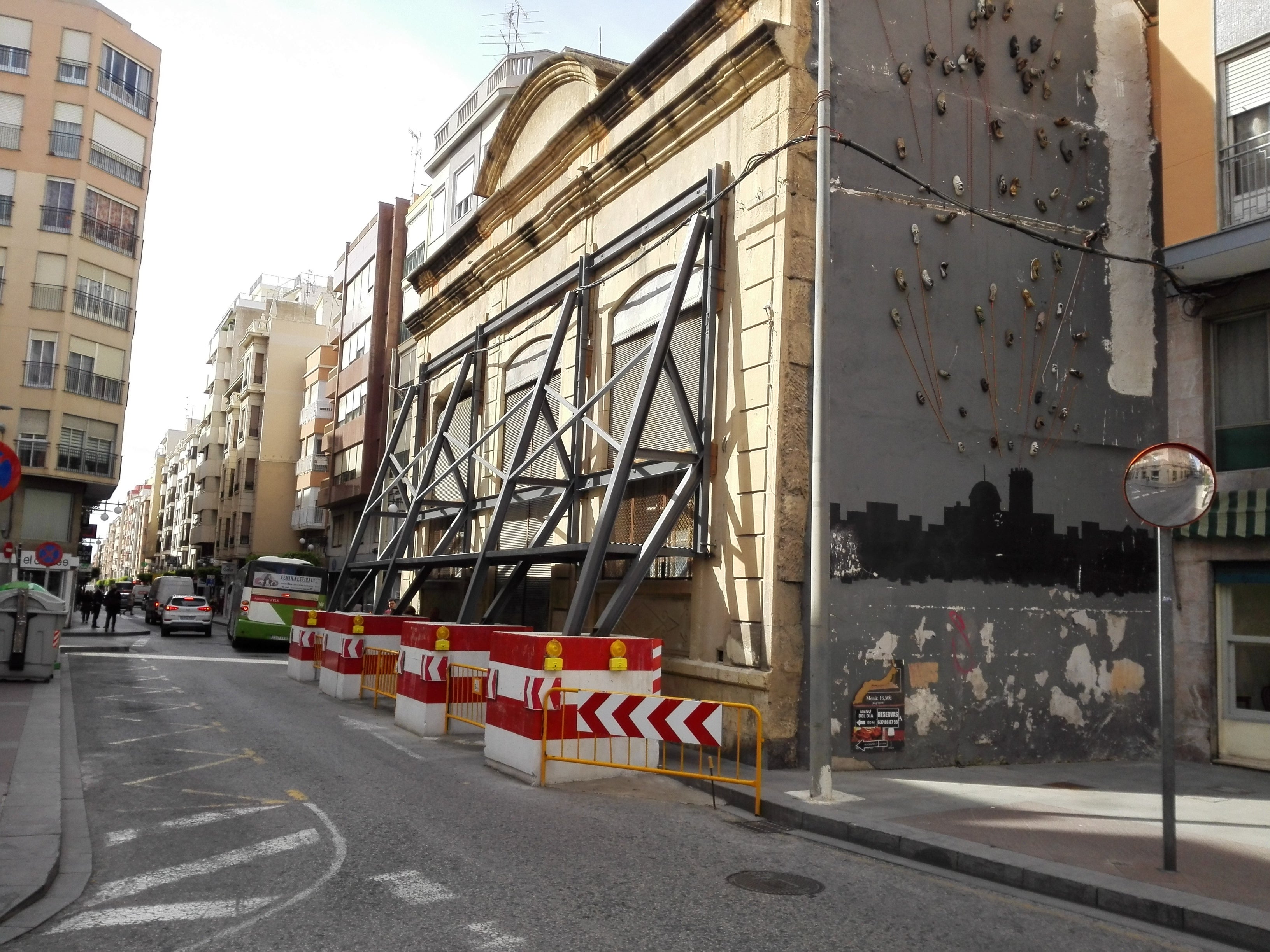 UPyD Elche pide retranquear la fachada del edificio de Riegos El Progreso y “reconstruir” el edificio UPyD Elche pide retranquear la fachada del edificio de Riegos El Progreso y “reconstruir” el edificio