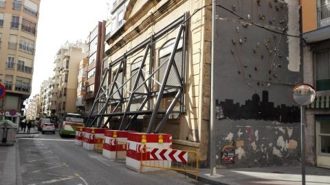 Fachada del edificio Riegos El Progreso apuntalada