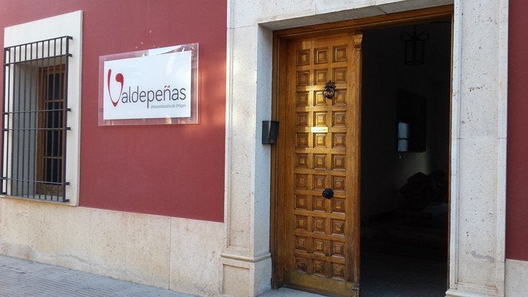 'Valdepeñas está acostumbrada a vivir al borde del infarto'. Con estas palabras el consejero de Agricultura reconoce que todavía no hay acuerdo sobre el futuro de la DO Valdepeñas 'Valdepeñas está acostumbrada a vivir al borde del infarto'. Con estas palabras el consejero de Agricultura reconoce que todavía no hay acuerdo sobre el futuro de la DO Valdepeñas