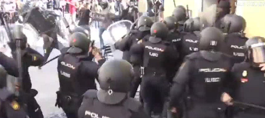 Enfrentamientos entre la Policía y senegaleses en Lavapiés un día después de la muerte de un mantero Enfrentamientos entre la Policía y senegaleses en Lavapiés un día después de la muerte de un mantero