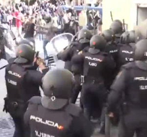 Enfrentamientos entre la Policía y senegaleses en Lavapiés un día después de la muerte de un mantero Enfrentamientos entre la Policía y senegaleses en Lavapiés un día después de la muerte de un mantero