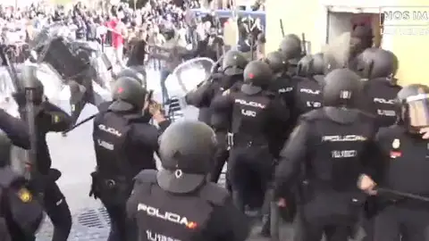 Enfrentamientos entre la Policía y senegaleses en Lavapiés un día después de la muerte de un mantero Enfrentamientos entre la Policía y senegaleses en Lavapiés un día después de la muerte de un mantero