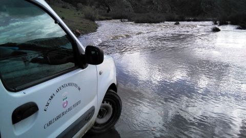 La crecida del r&iacute;o Tablillas ha provocado el corte de un acceso en Cabezarrubias del Puerto