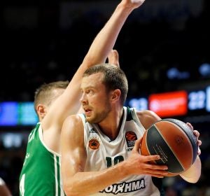 Lekavicius entra a canasta ante la defensa de Nedovic Lekavicius entra a canasta ante la defensa de Nedovic