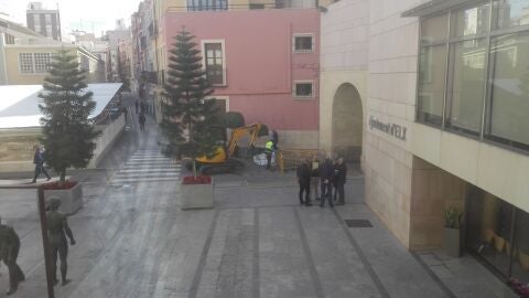 Al fondo la m&aacute;quina cuyos trabajos han sido paralizados