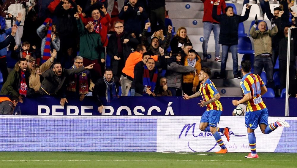 Roger celebra su gol en el Levante - Eibar