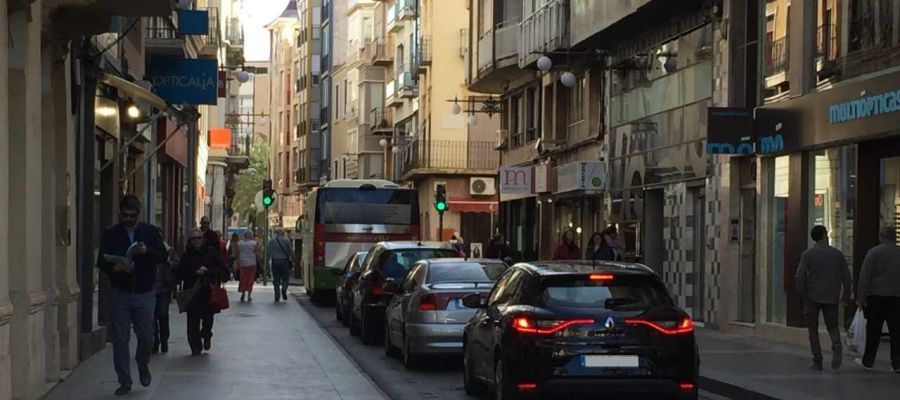 Vehículos circulando por la calle Corredora de Elche Vehículos circulando por la calle Corredora de Elche