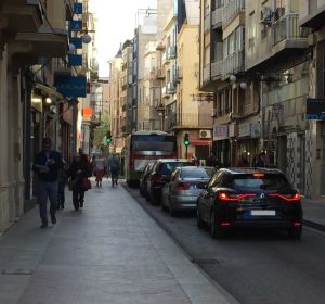 Vehículos circulando por la calle Corredora de Elche Vehículos circulando por la calle Corredora de Elche