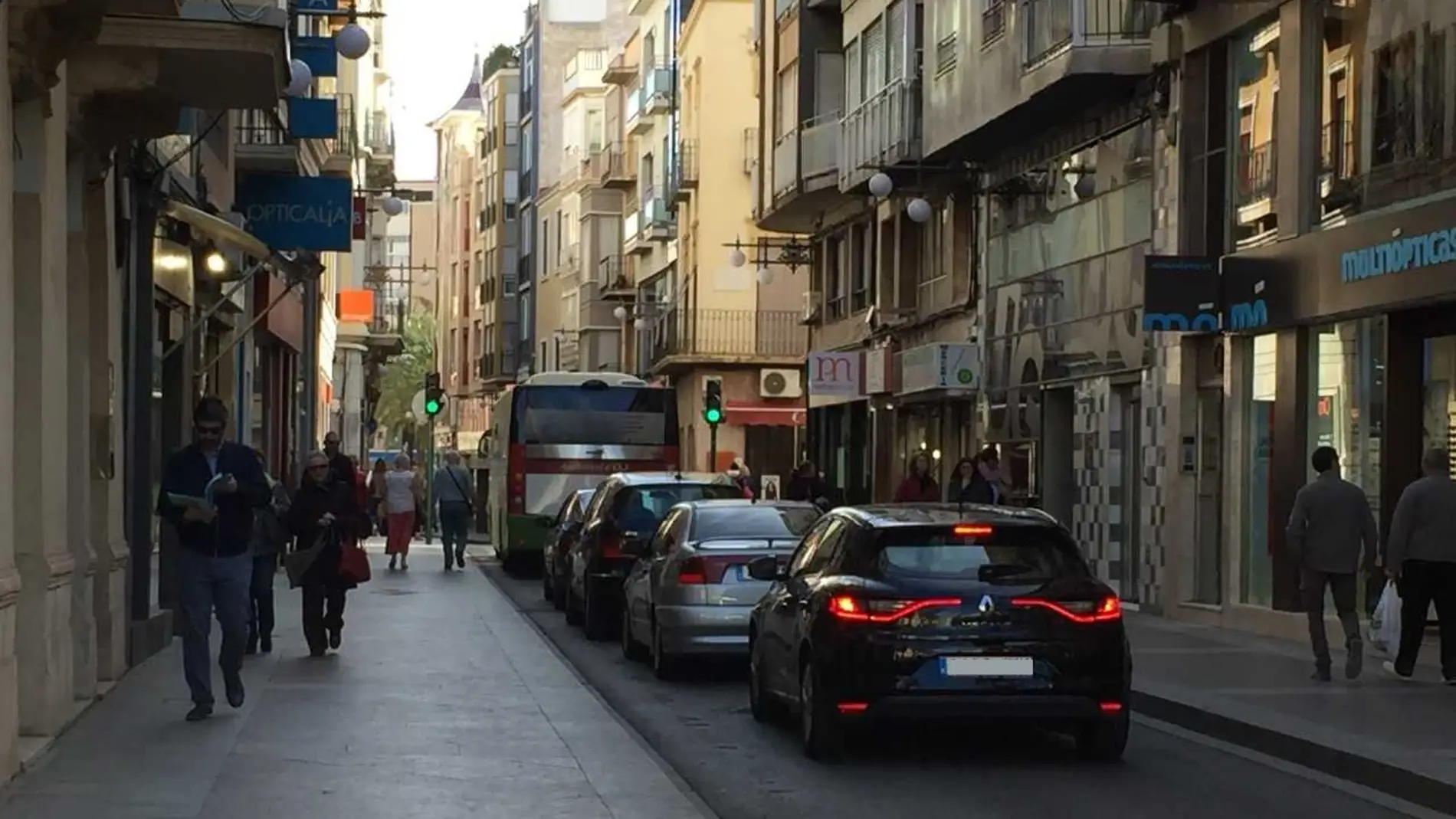 Vehículos circulando por la calle Corredora de Elche.
