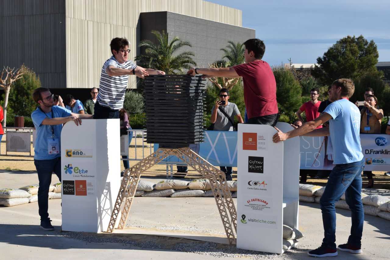 Un puente de 1.500 palillos de helado aguanta 928 kilogramos de peso encima antes de derrumbarse Un puente de 1.500 palillos de helado aguanta 928 kilogramos de peso encima antes de derrumbarse