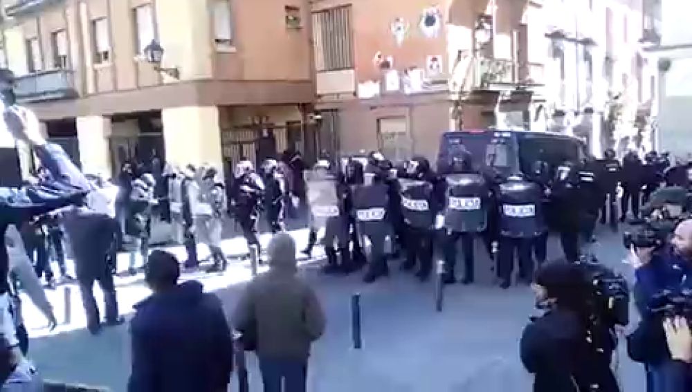 Disturbios en la plaza Nelson Mandela de Lavapiés en Madrid