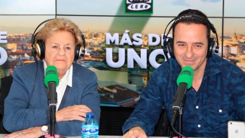  Pablo Herreros y su madre Roseta en los estudios de Onda Cero