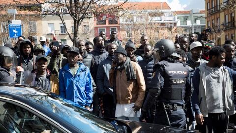 Varios senegaleses concentrados en la Plaza Nelson Mandela de Lavapi&eacute;s (Madrid)