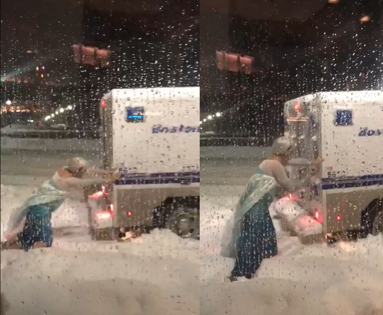 Una drag vestida de Elsa de 'Frozen' rescata un furgón policial atrapado en la nieve Una drag vestida de Elsa de 'Frozen' rescata un furgón policial atrapado en la nieve