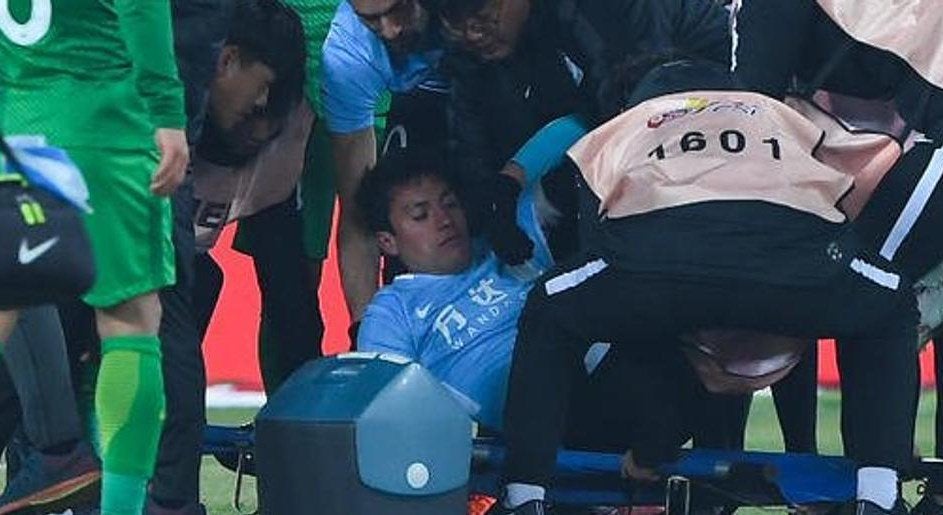 Susto de Gaitán en China: pierde el conocimiento por un golpe en pleno partido Susto de Gaitán en China: pierde el conocimiento por un golpe en pleno partido
