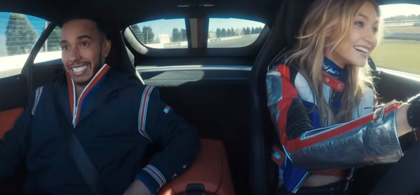 El 'sufrimiento' de Hamilton de copiloto a bordo de un Mercedes con Gigi Hadid al volante El 'sufrimiento' de Hamilton de copiloto a bordo de un Mercedes con Gigi Hadid al volante