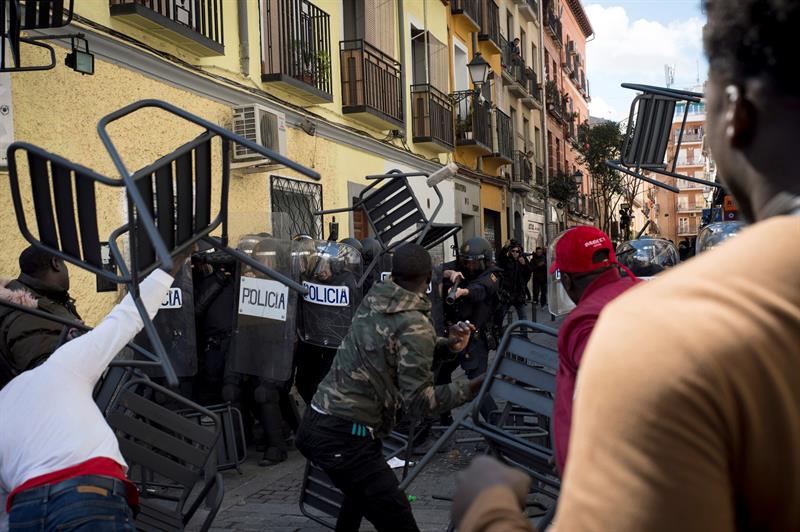 En libertad los cinco detenidos por los incidentes de Lavapiés tras muerte del mantero En libertad los cinco detenidos por los incidentes de Lavapiés tras muerte del mantero