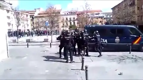Varios senegaleses se enfrentan a la Policía en Lavapiés tras la muerte de un compatriota Varios senegaleses se enfrentan a la Policía en Lavapiés tras la muerte de un compatriota