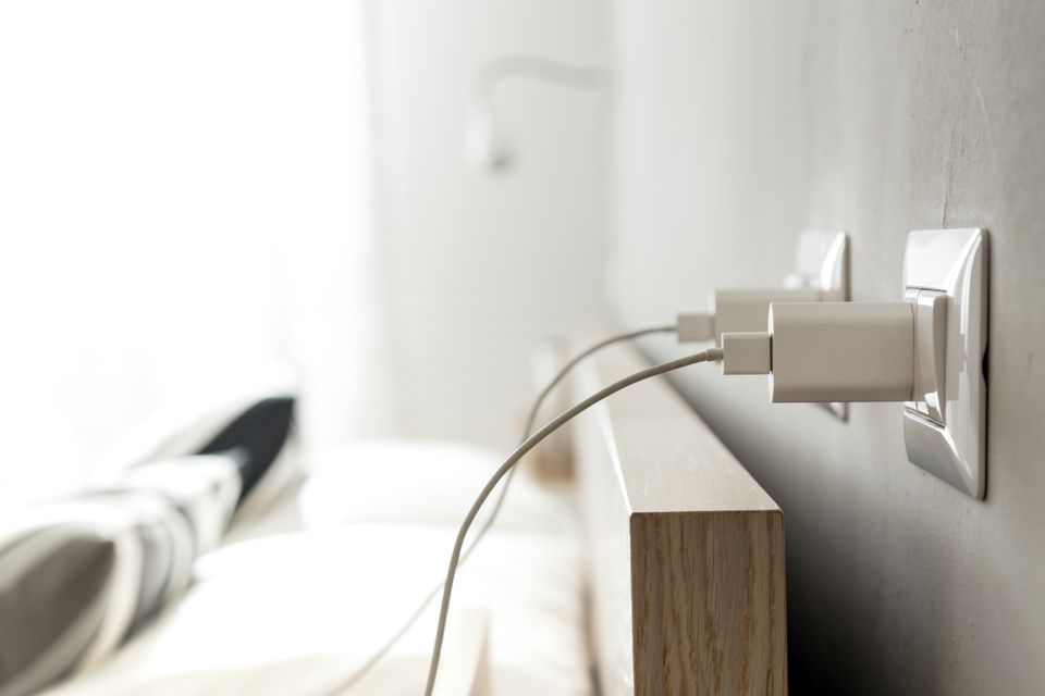 Los cargadores de móviles aumentan el riesgo de sufrir quemaduras, descargas eléctricas o lesiones cardiovasculares Los cargadores de móviles aumentan el riesgo de sufrir quemaduras, descargas eléctricas o lesiones cardiovasculares